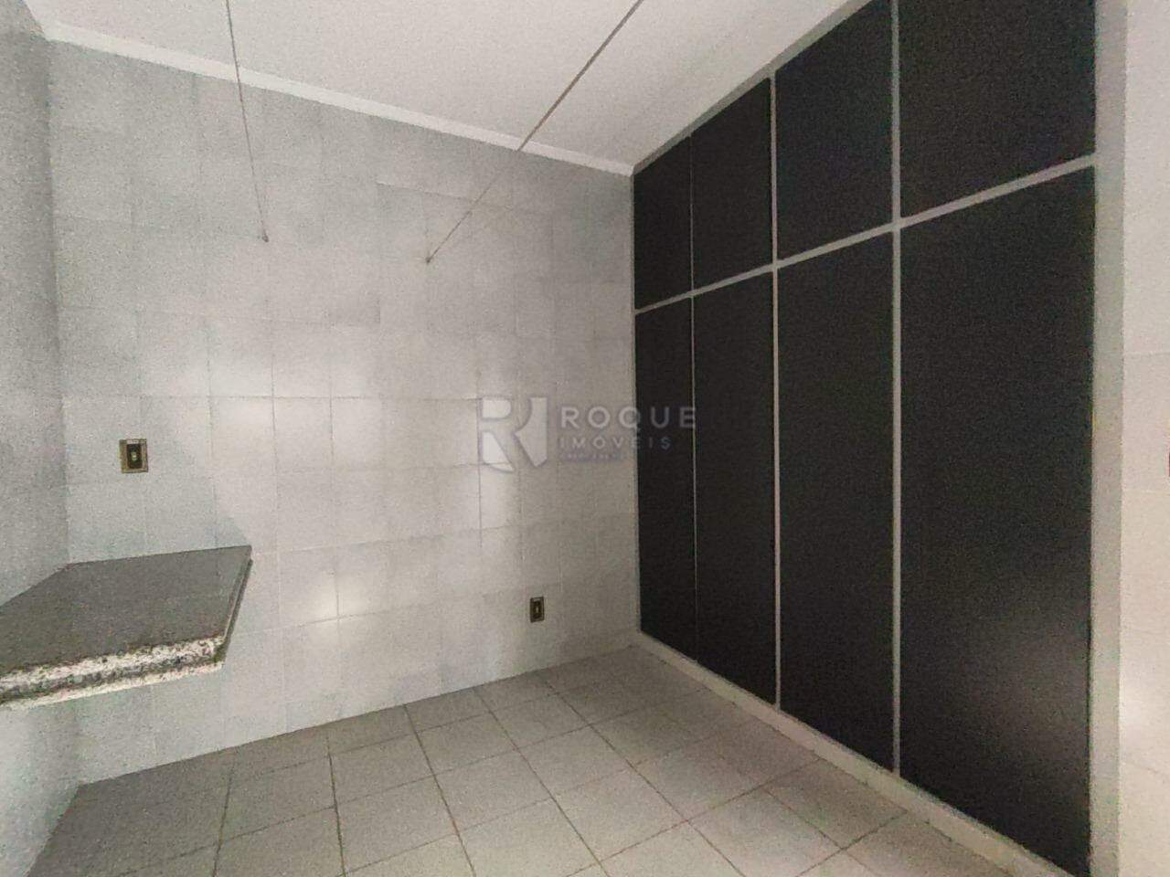 Casa Residencial para aluguel no bairro Vila Cristovam: Lavanderia
