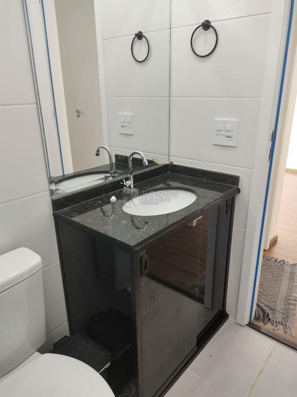 Apartamento para aluguel no bairro Jardim Santa Adélia: WC social (armário e espelho instalado)