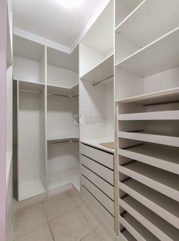 Casa em condomínio para aluguel no bairro Jardim Terras de Santa Elisa: Closet Suíte 1 segundo andar 