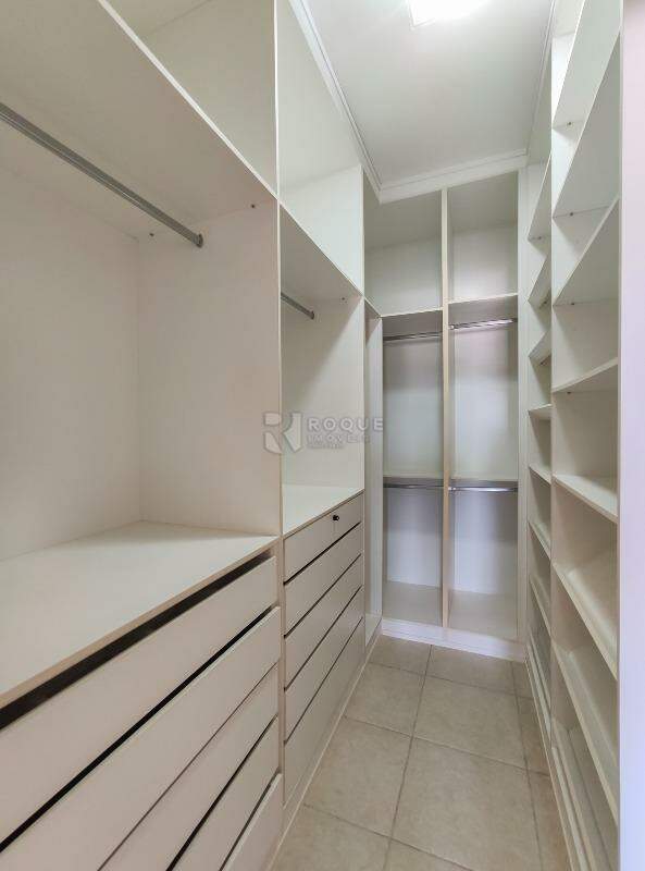 Casa em condomínio para aluguel no bairro Jardim Terras de Santa Elisa: Closet Suíte 3 segundo andar 