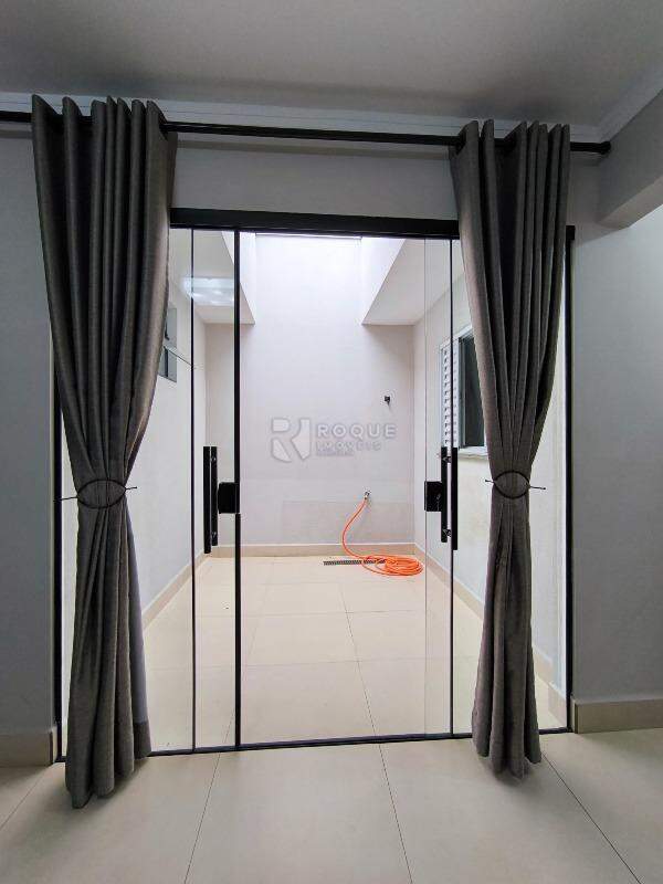 Casa Residencial à venda no bairro Jardim Niza Azevedo Calice: JARDIM DE INVERNO SUÍTE