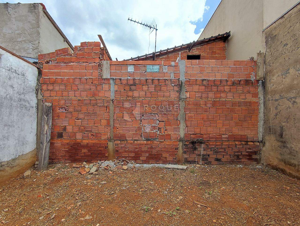 Terreno à venda no bairro Parque Residencial Belinha Ometto: 
