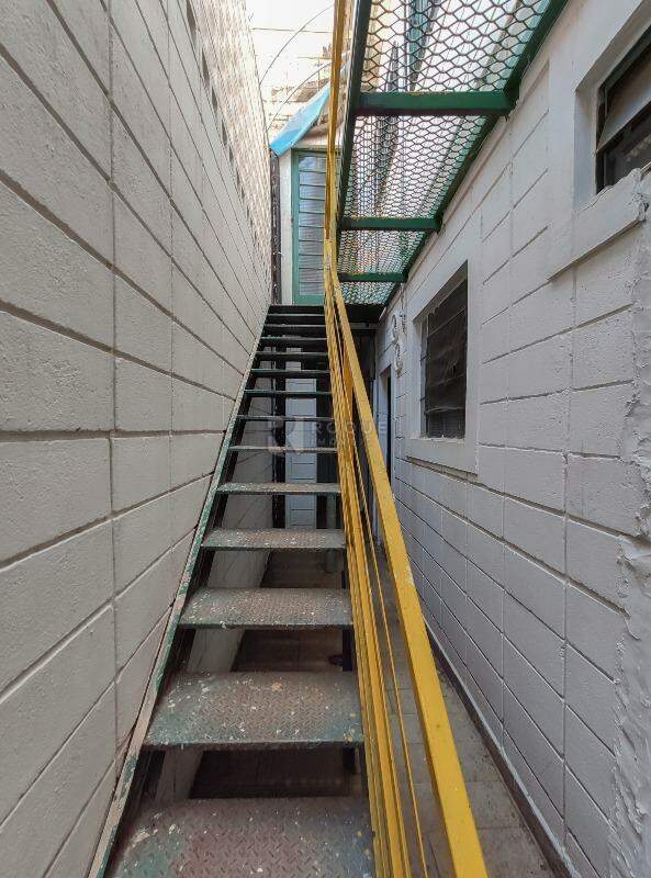 Barracão/Galpão para aluguel no bairro Jardim Glória: Escadas de acesso 