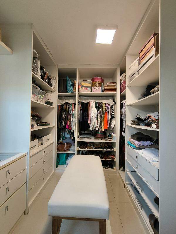 Chácara à venda no bairro Jardim do Lago: CLOSET