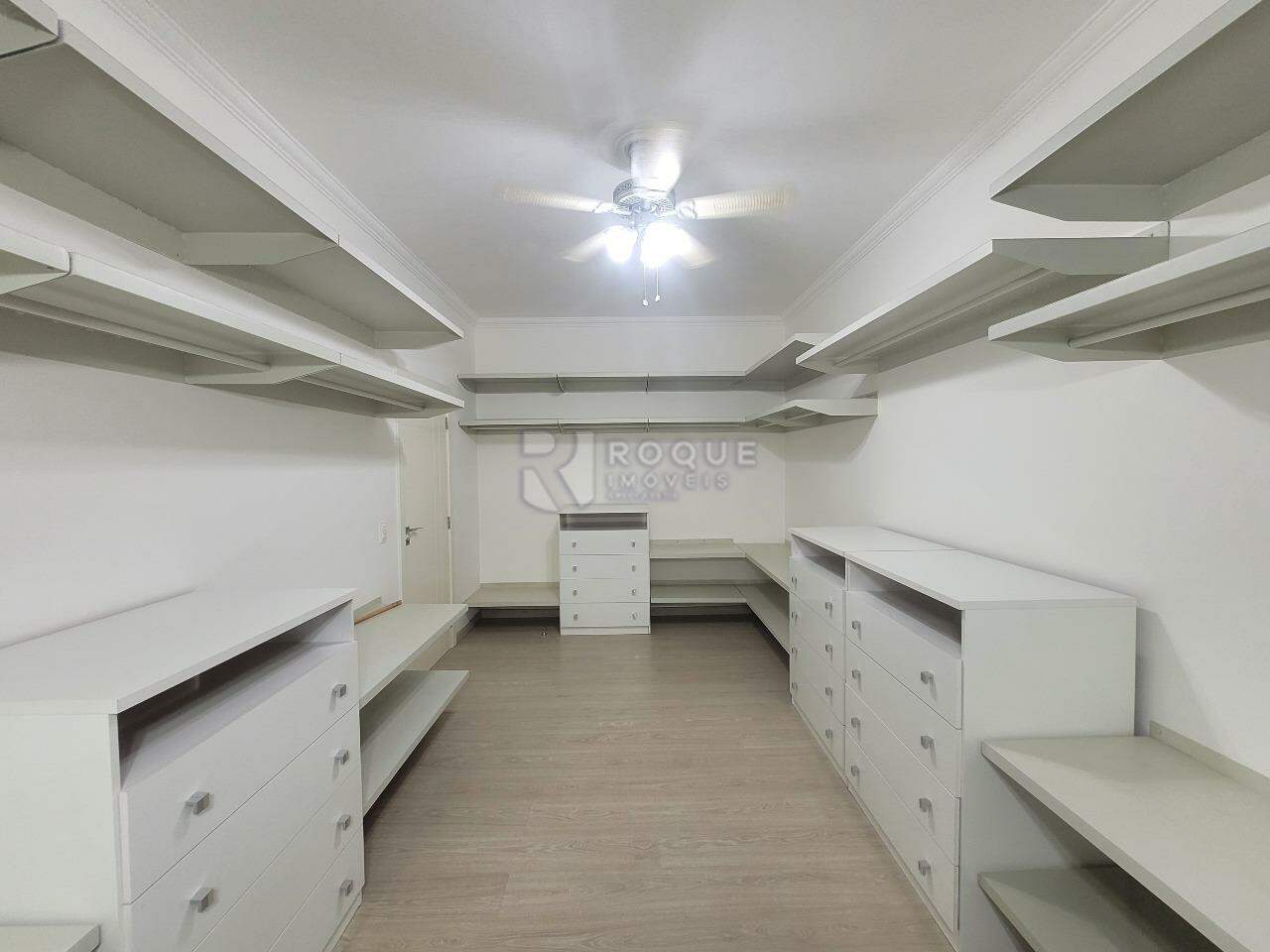 Casa em condomínio para aluguel no bairro Residencial Greville: Closet