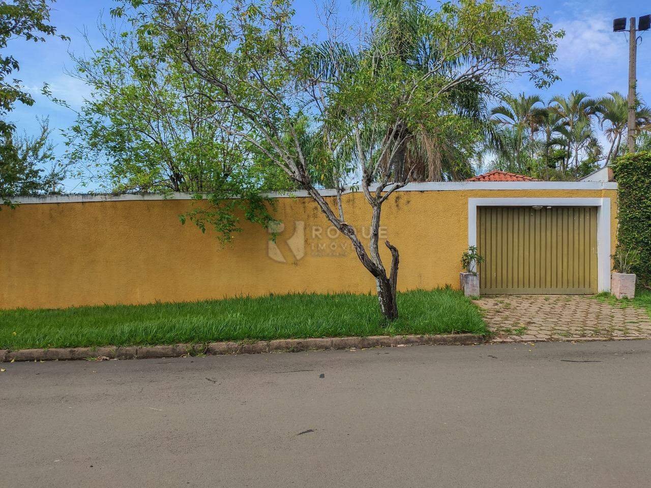 Casa em condomínio para aluguel no bairro Portal das Rosas: Fachada 