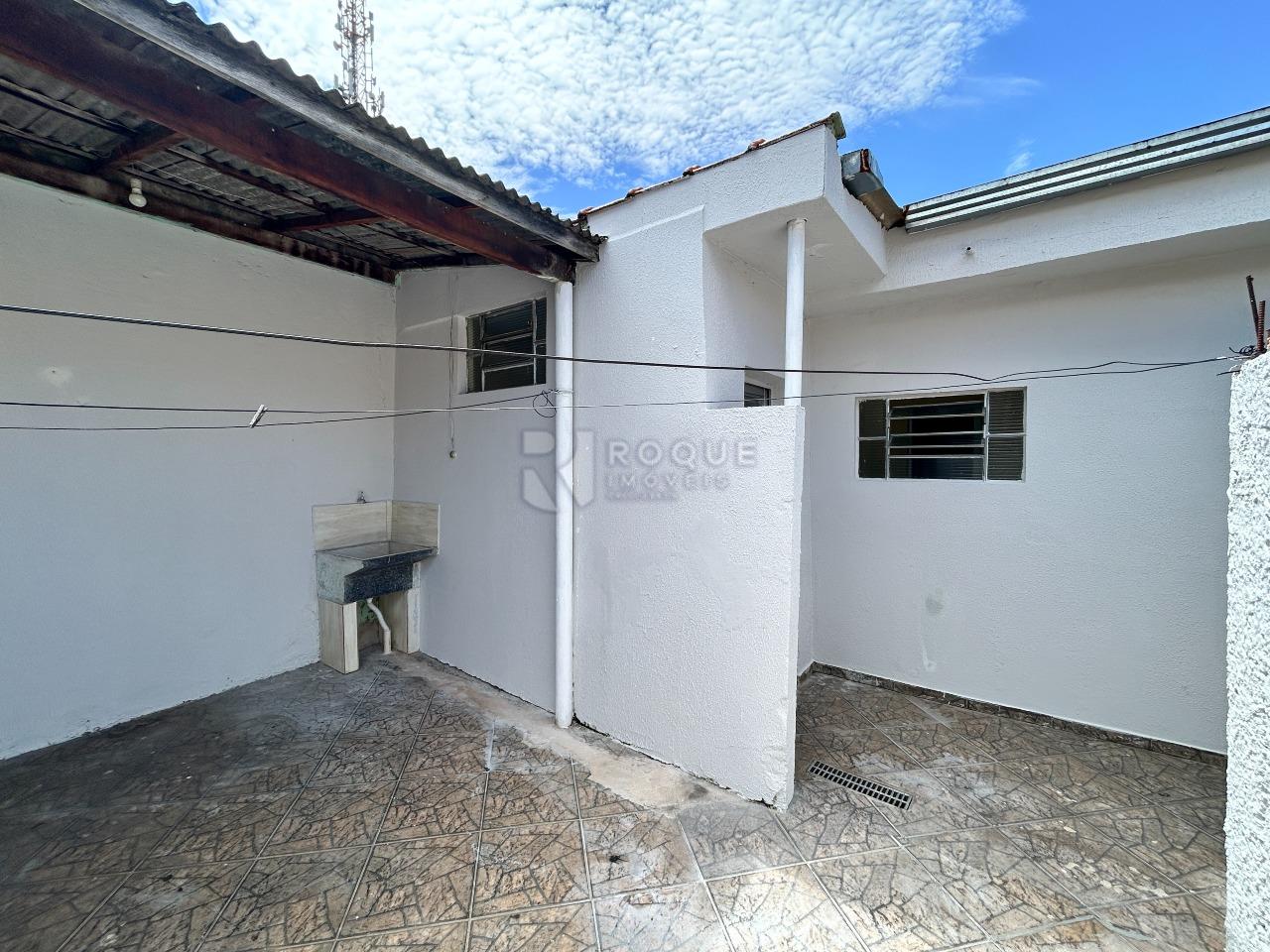 Casa Residencial para aluguel no bairro Jardim Presidente Dutra: Área de serviço 