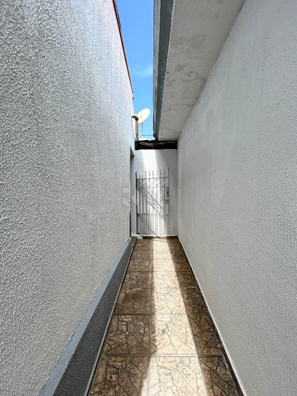 Casa Residencial para aluguel no bairro Jardim Presidente Dutra: Corredor de acesso 