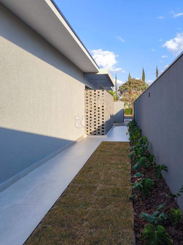 Casa em condomínio à venda no bairro Residencial Greville: LATERAL EXTERNA
