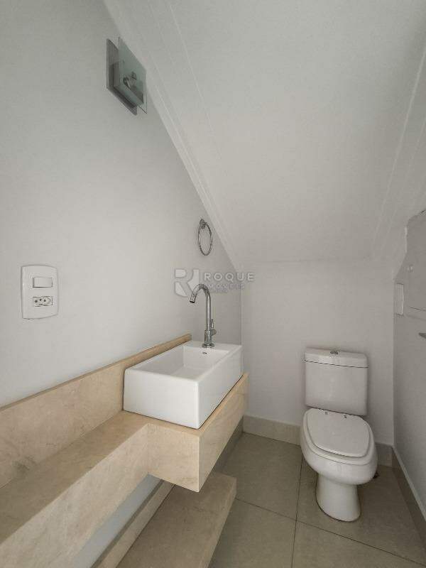 Casa em condomínio à venda no bairro Parque Residencial Roland: LAVABO