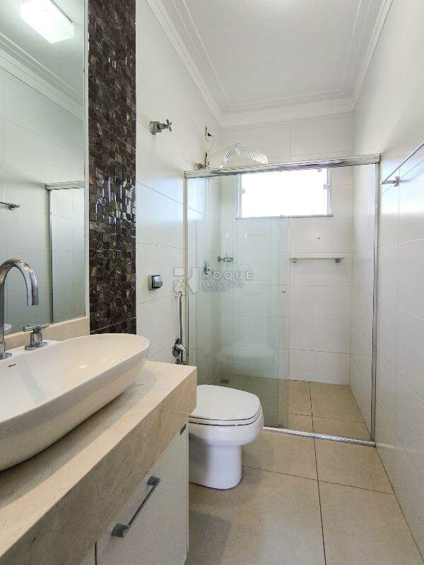 Casa em condomínio à venda no bairro Parque Residencial Roland: WC SUÍTE
