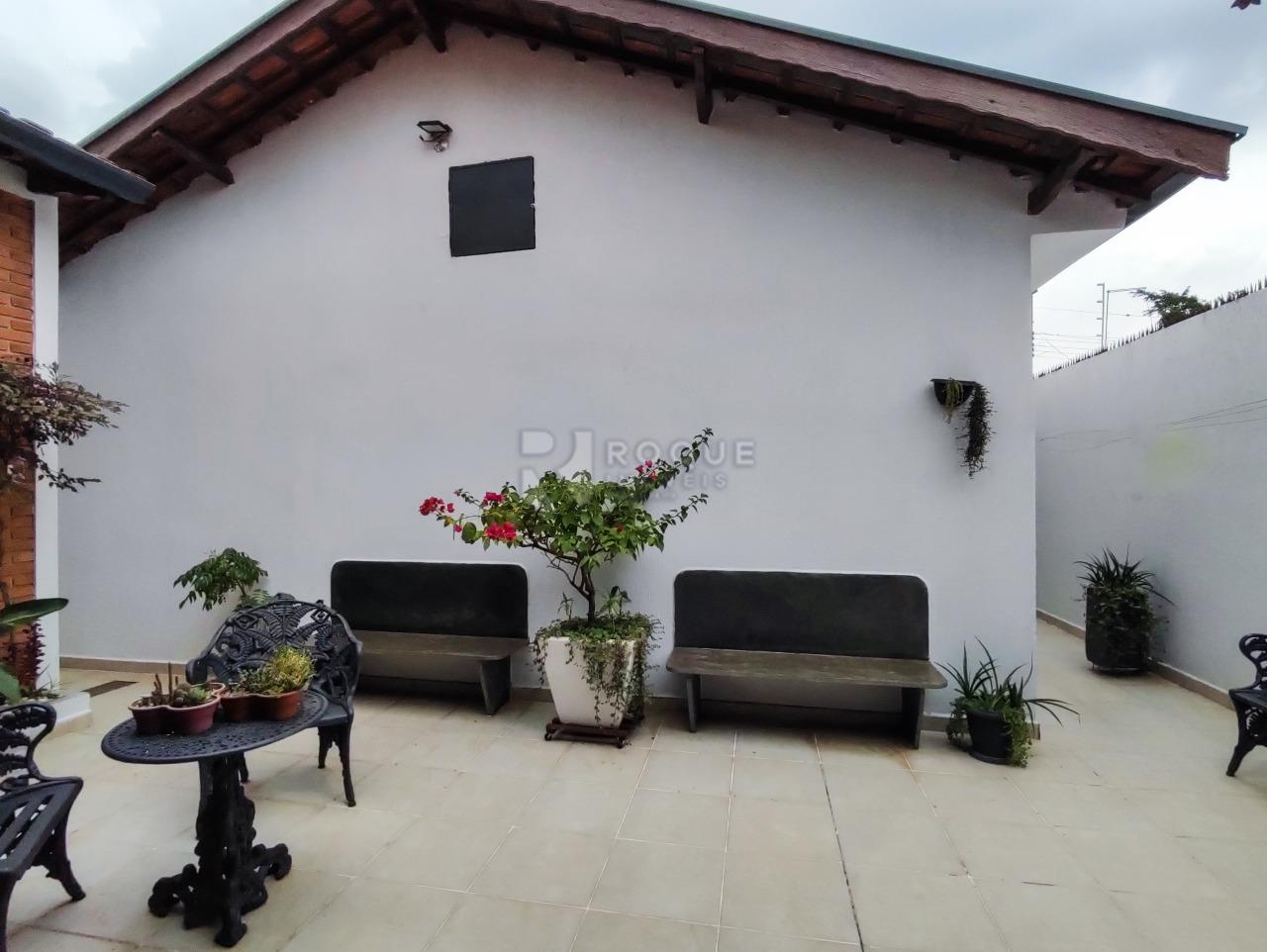 Casa Residencial à venda no bairro Jardim Presidente Dutra: FUNDOS