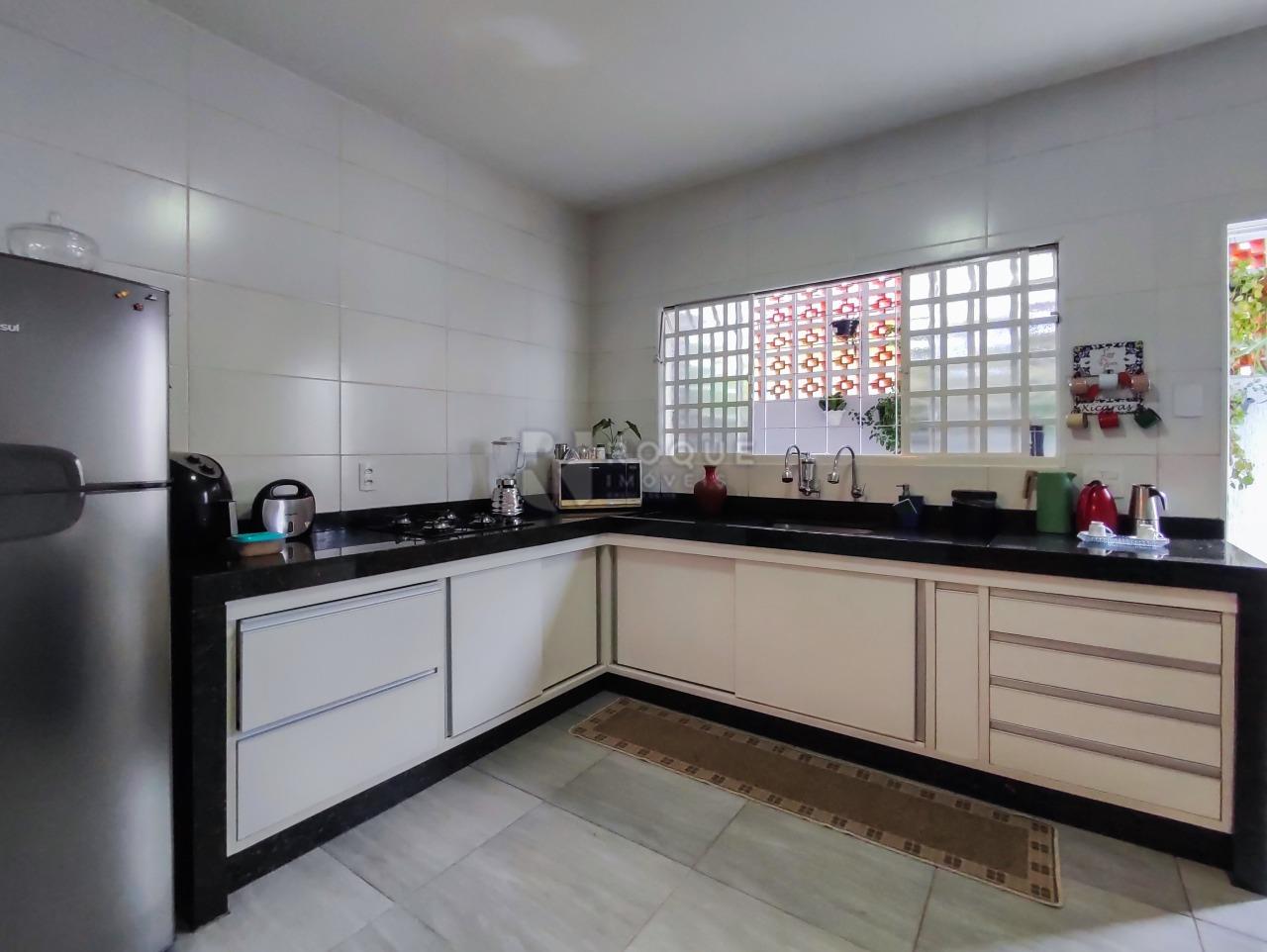 Casa Residencial à venda no bairro Jardim Presidente Dutra: COZINHA