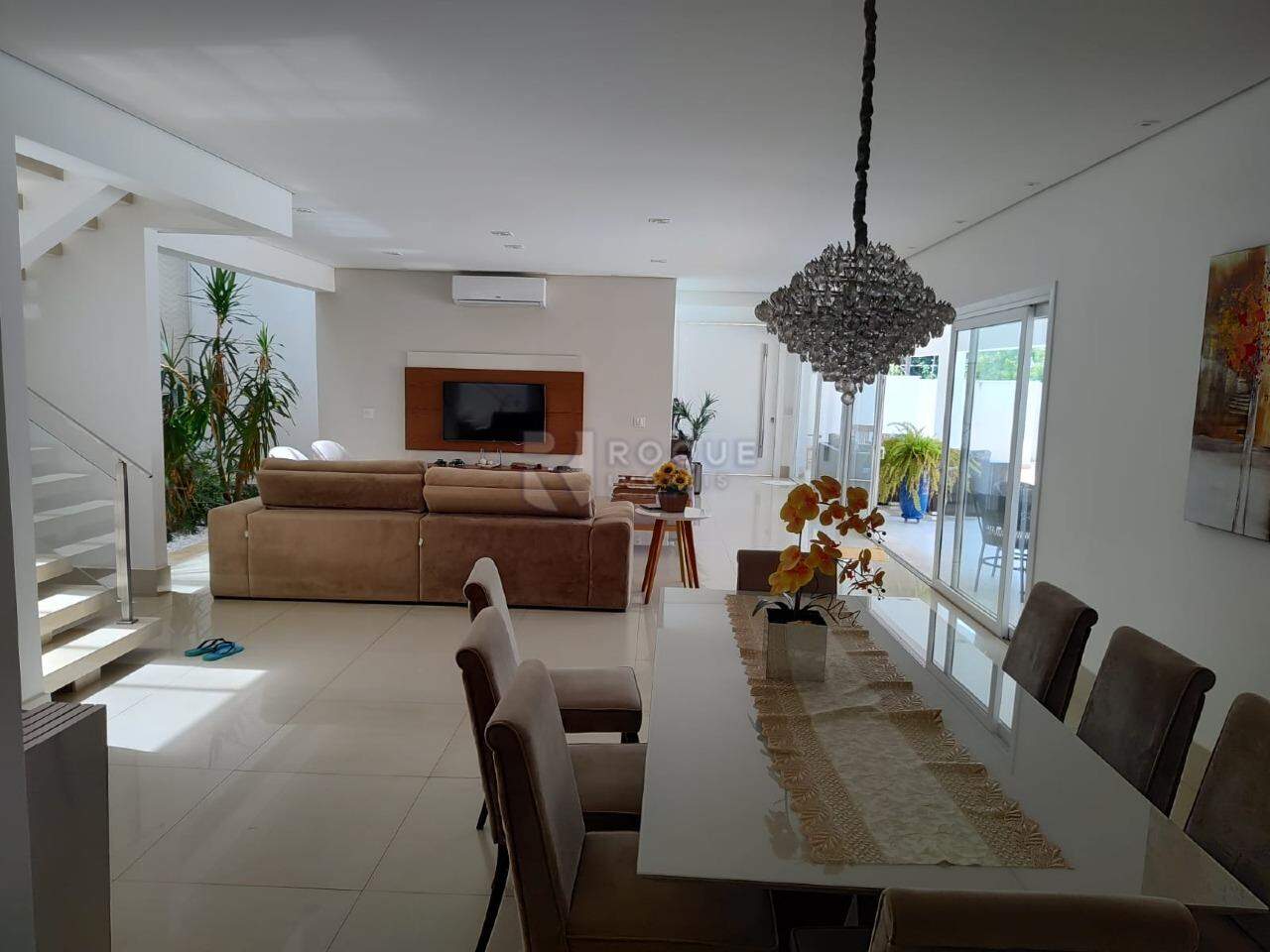 Casa em condomínio para aluguel no bairro Parque Residencial Roland: Sala de jantar