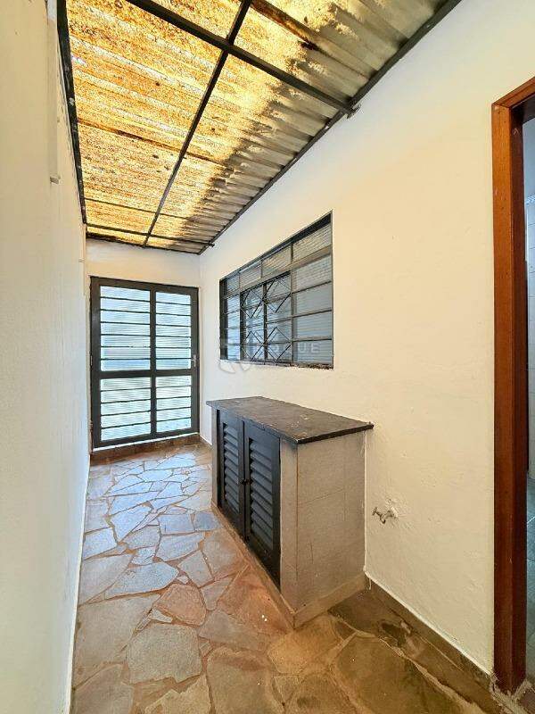 Casa Residencial para aluguel no bairro Jardim Nova Itália: Corredor 