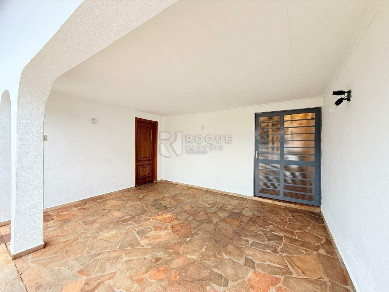 Casa Residencial para aluguel no bairro Jardim Nova Itália: Garagem 