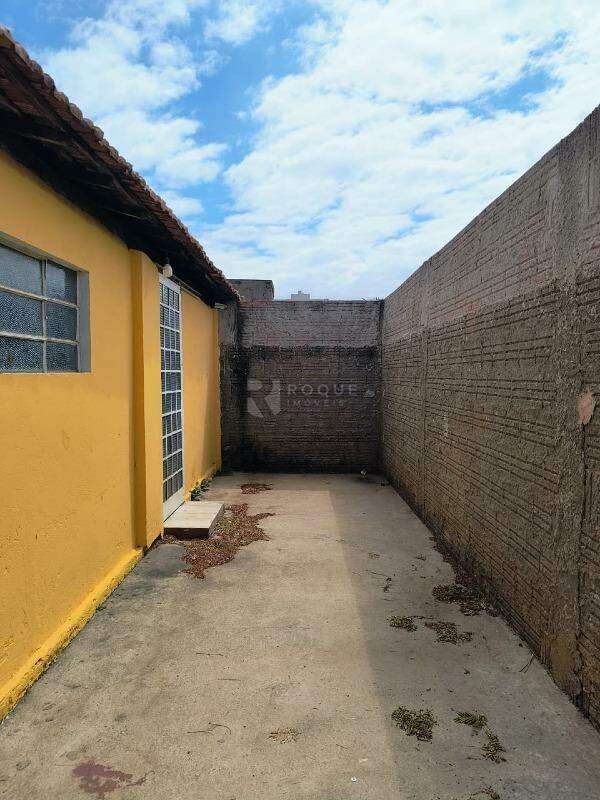 Casa Residencial para aluguel no bairro Vila Cristovam: Fundos