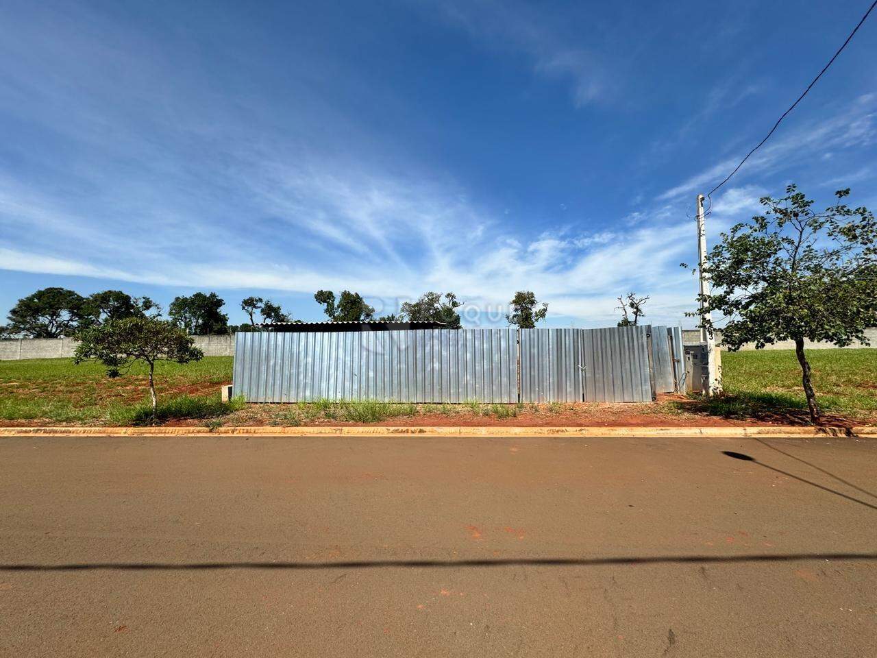 Terreno em condomínio à venda no bairro Residencial Florisa: 