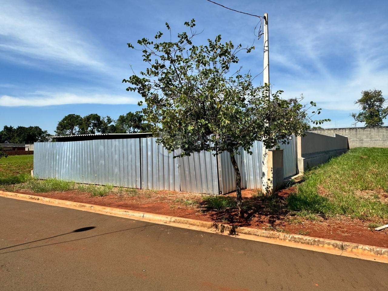 Terreno em condomínio à venda no bairro Residencial Florisa: 