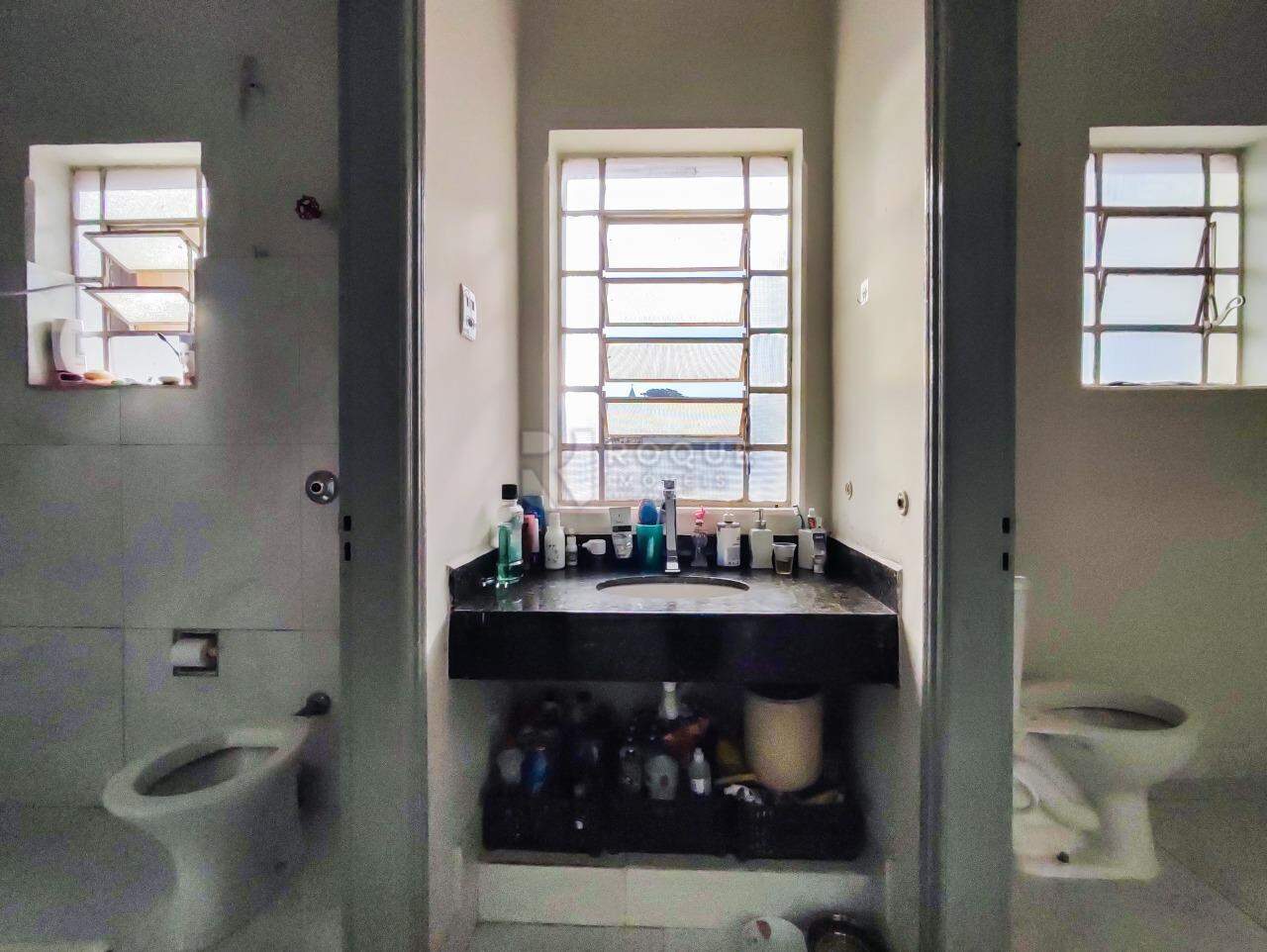 Casa Residencial à venda no bairro Centro: SANITÁRIOS CASA 1