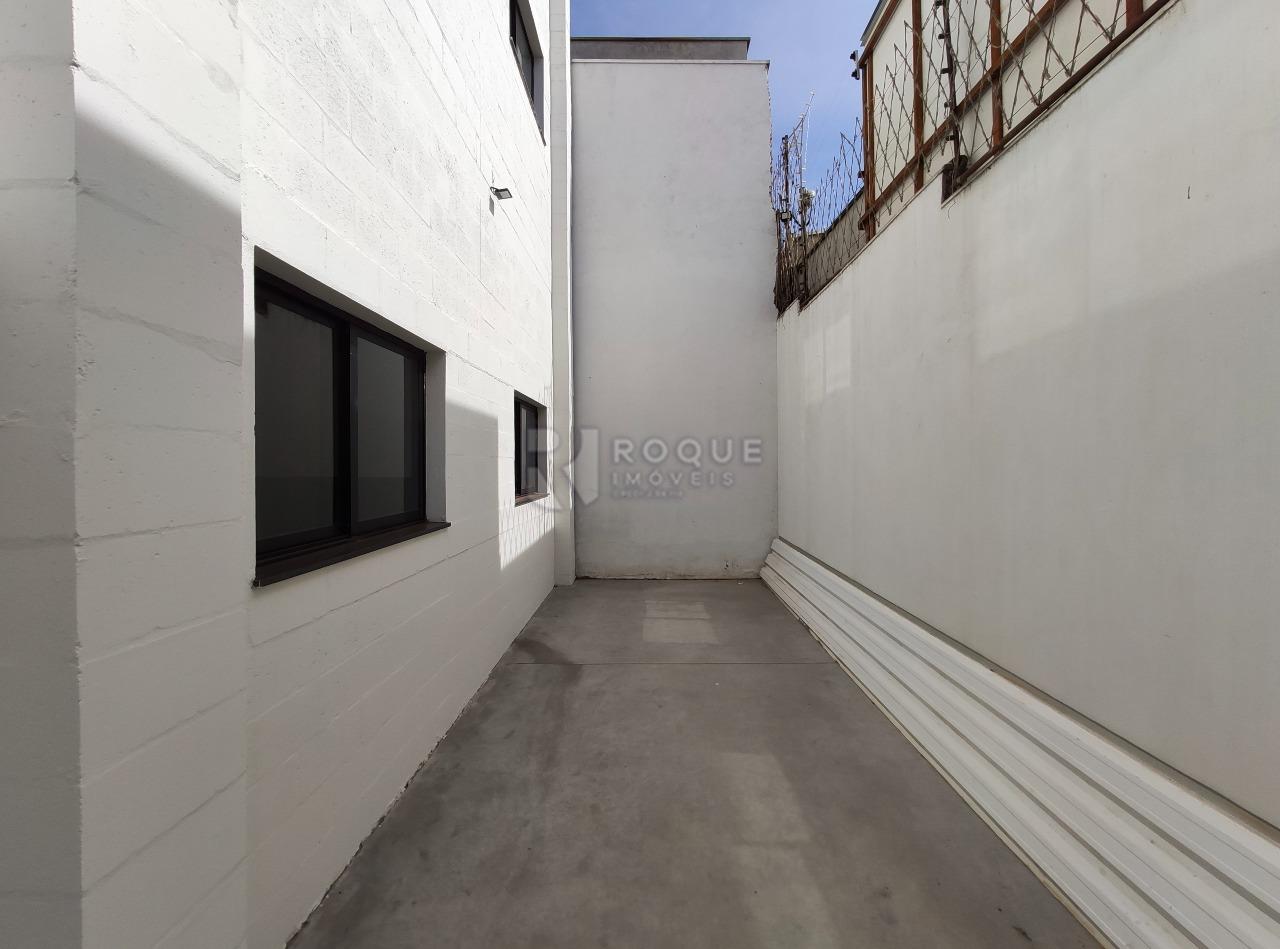 Barracão/Galpão para aluguel no bairro Parque Residencial Roland: Corredor fundo 