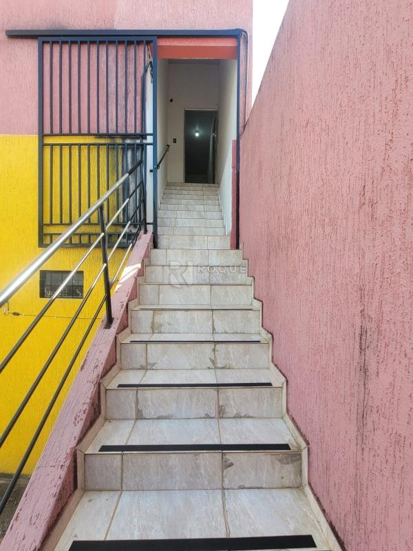 Salas/Conjuntos para aluguel no bairro Jardim Campo Belo: Escada de acesso