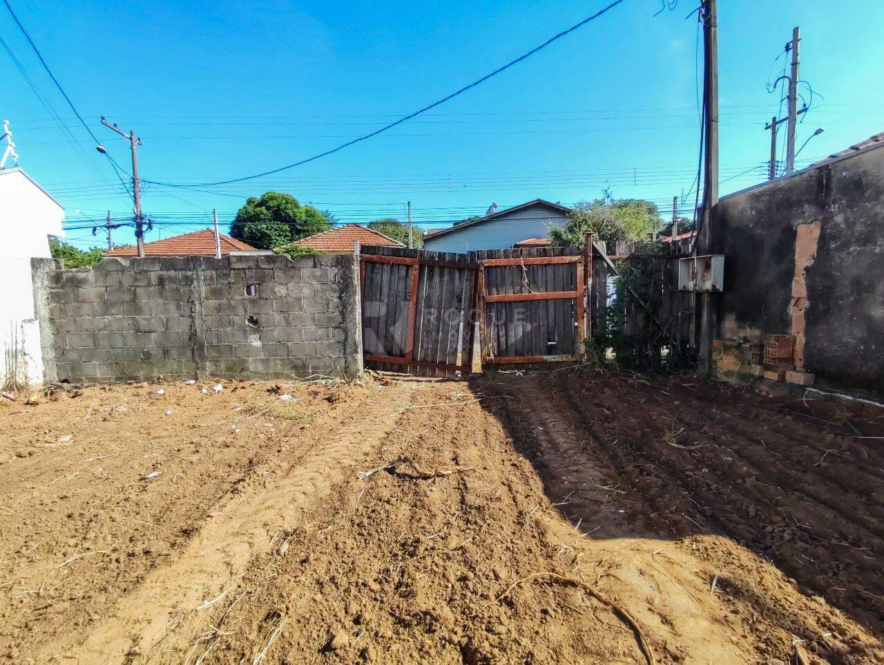 Terreno à venda no bairro Vila Queiroz: 