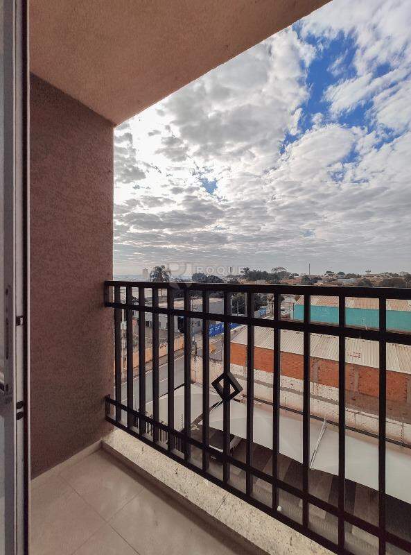 Apartamento para aluguel no bairro Chácaras Antonieta: Sacada