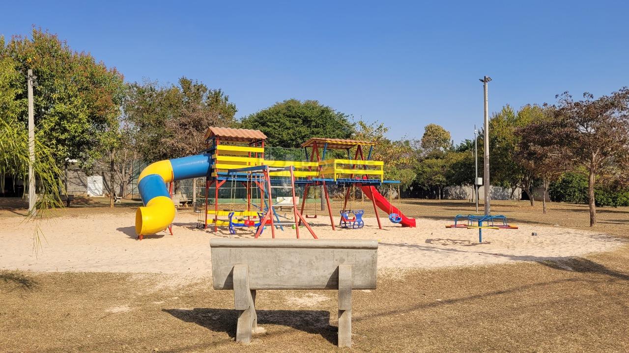 Terreno em condomínio à venda no bairro Residencial Margarida de Holstein: 