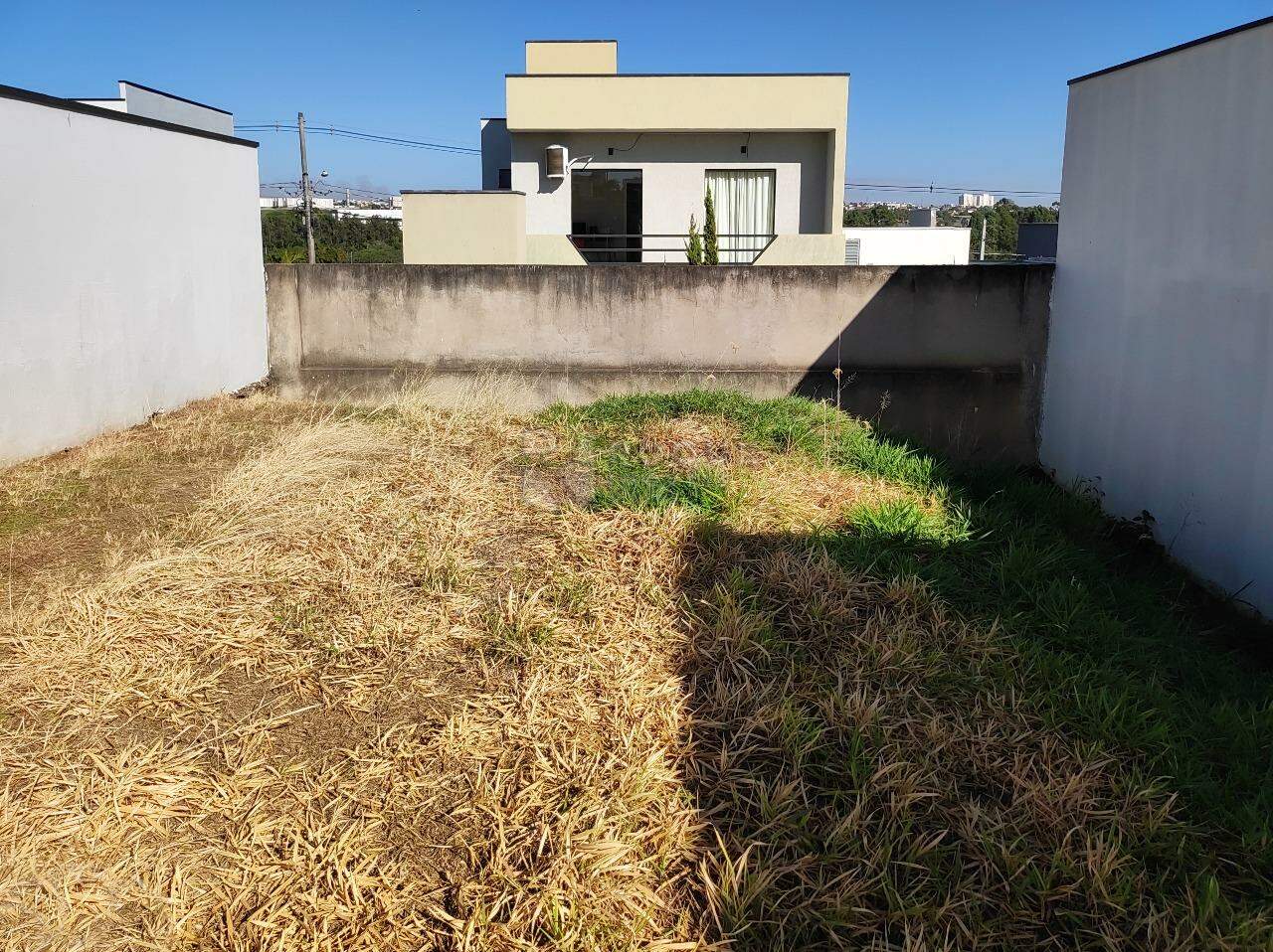Terreno em condomínio à venda no bairro Jardim Residencial Campo Novo: 