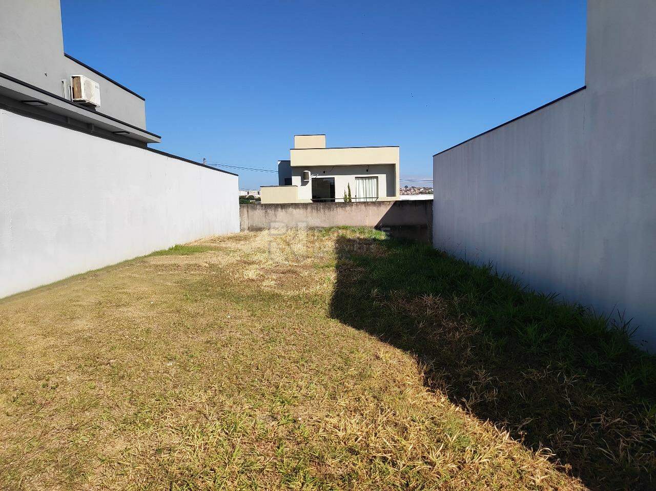 Terreno em condomínio à venda no bairro Jardim Residencial Campo Novo: 