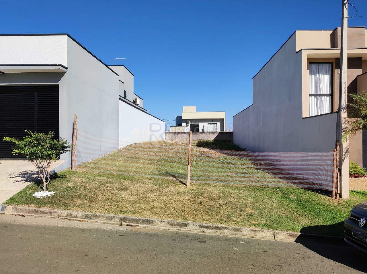 Terreno em condomínio à venda no bairro Jardim Residencial Campo Novo: 