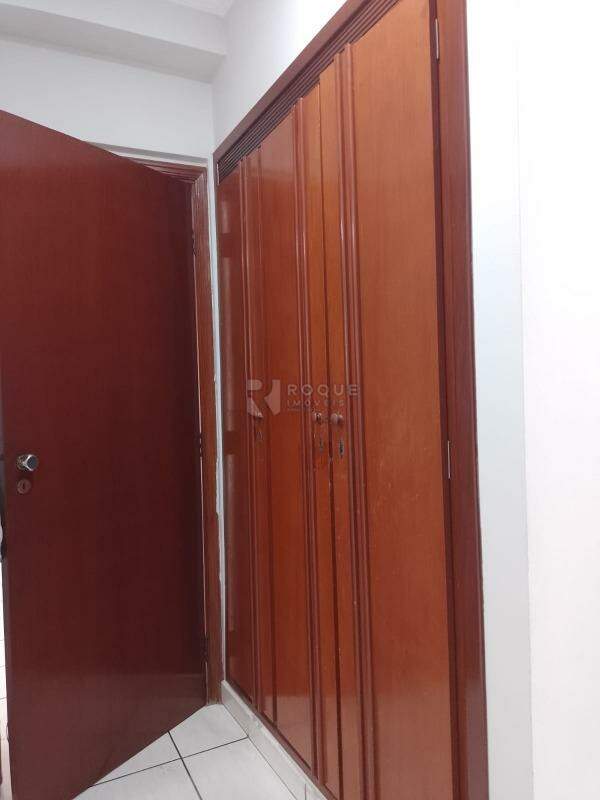 Apartamento para aluguel no bairro Centro: Armário hall dos dormitórios