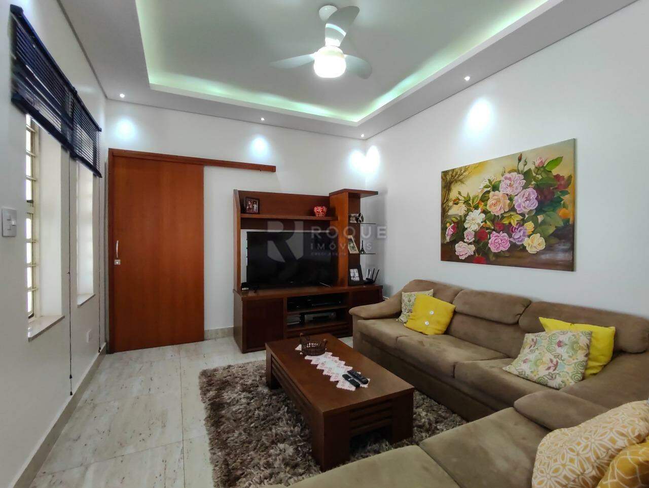 Chácara à venda no bairro Jardim Chácaras Morro Alto: SALA DE TV
