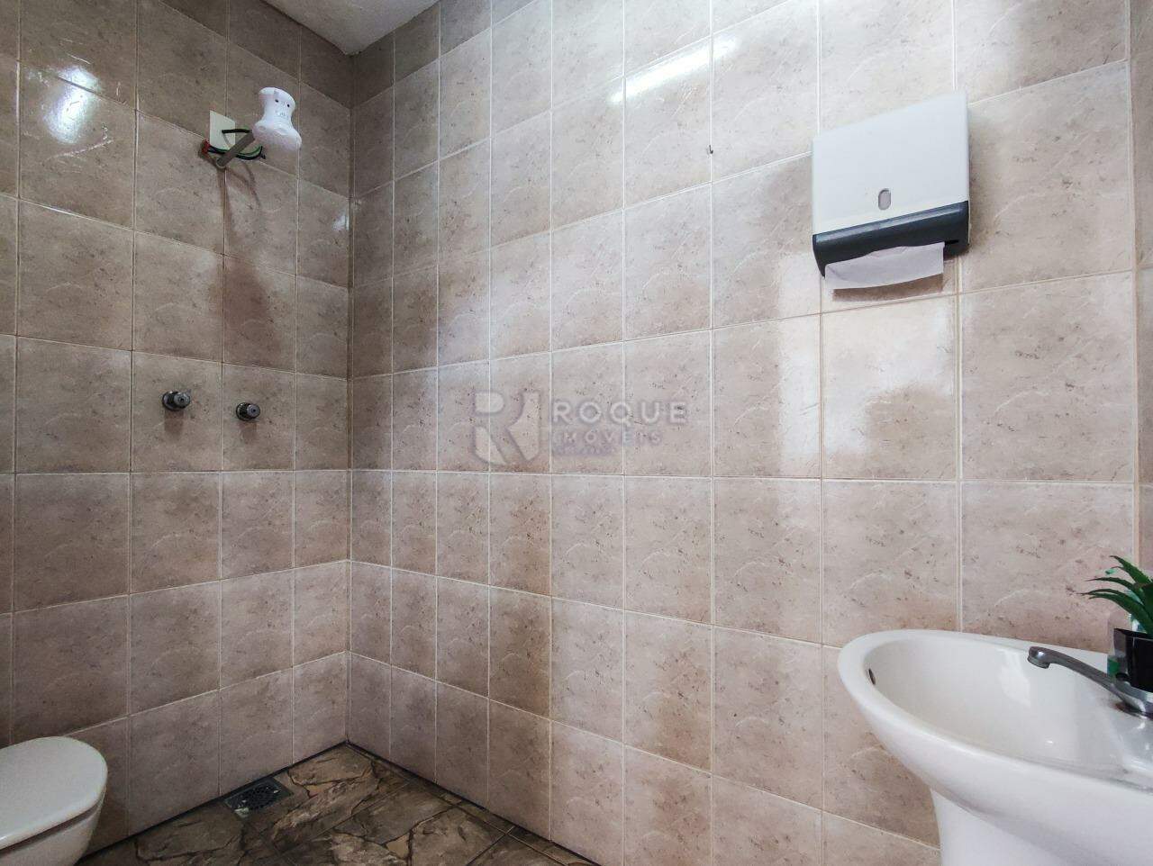 Casa Comercial à venda no bairro Centro: BANHEIRO SOCIAL EXTERNO