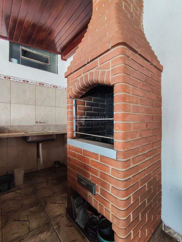 Casa Comercial à venda no bairro Centro: CHURRASQUEIRA