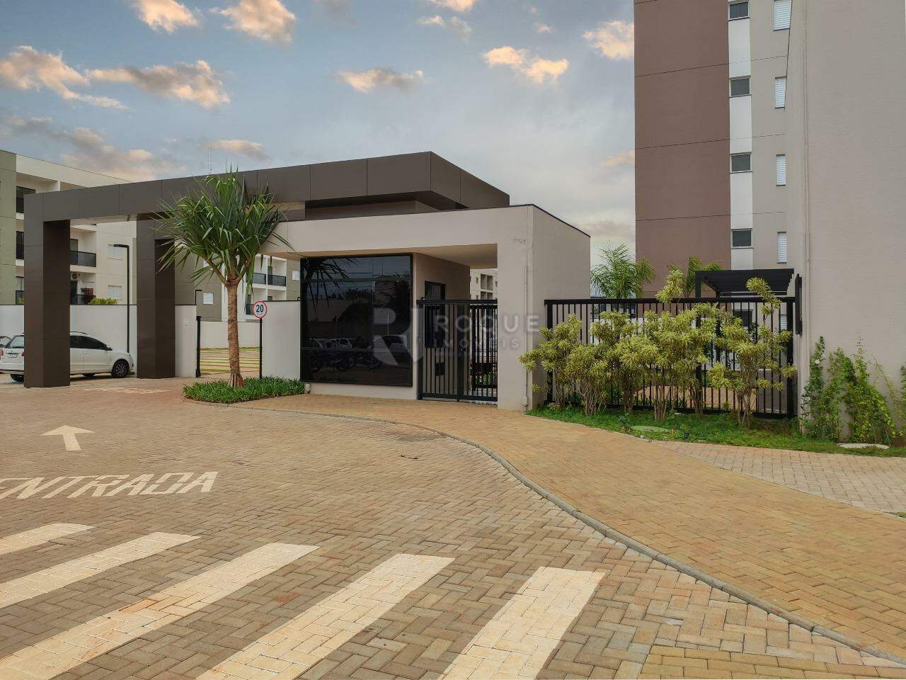 Apartamento para aluguel no bairro Jardim Santa Adélia: Fachada  