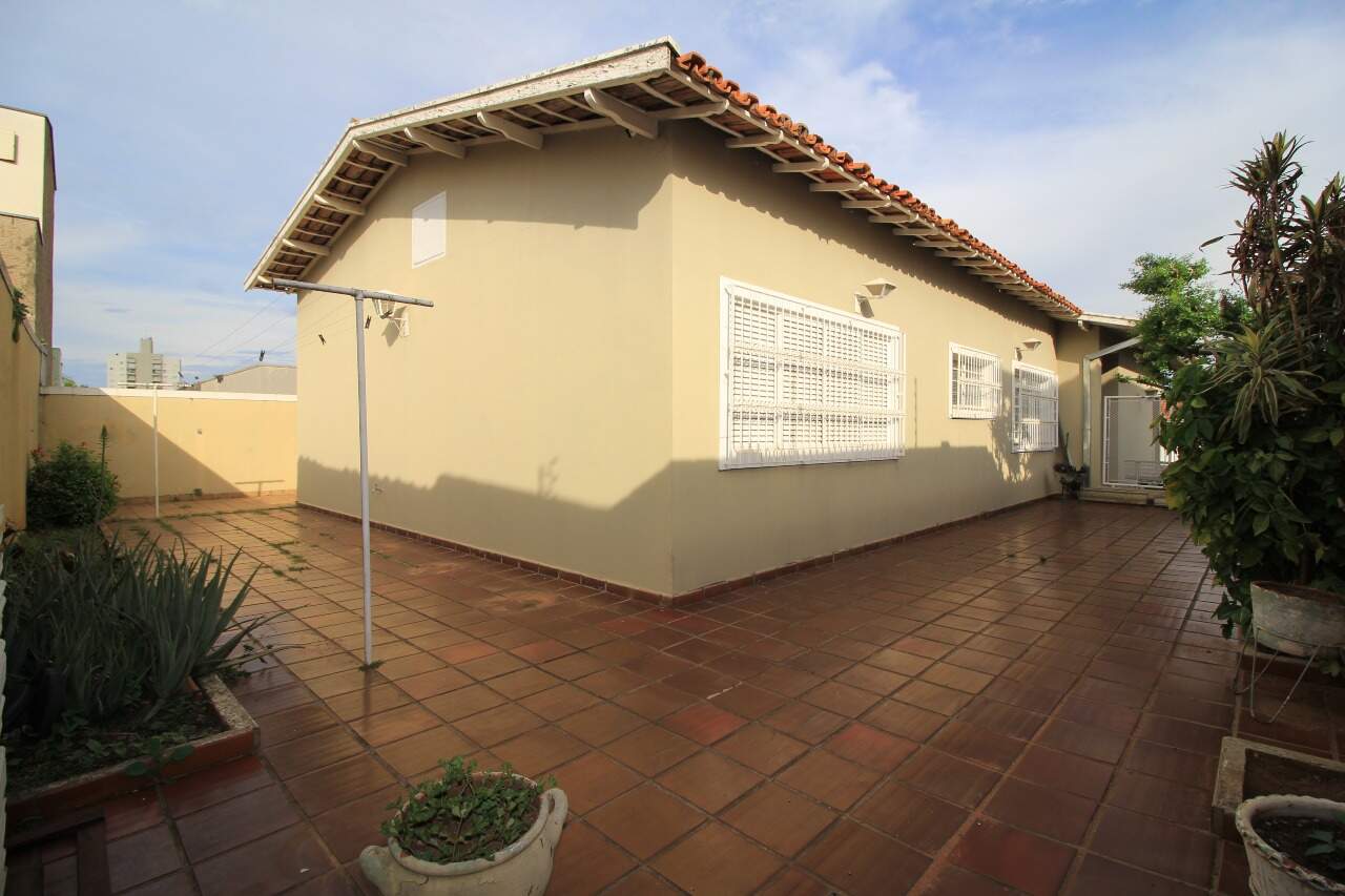 Casa Residencial para aluguel no bairro Jardim Mercedes: QUINTAL