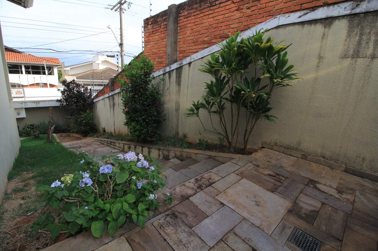 Casa Residencial para aluguel no bairro Jardim Mercedes: ENTRADA LATERAL