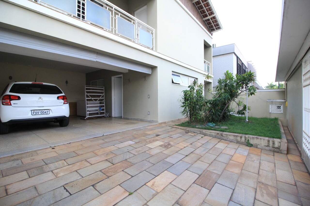 Casa Residencial para aluguel no bairro Jardim Mercedes: GARAGEM / ENTRADA
