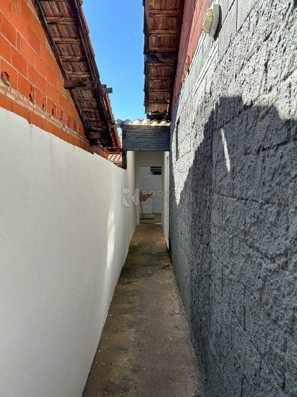 Casa Residencial para aluguel no bairro Parque Residencial Abílio Pedro: Corredor de acesso edícula
