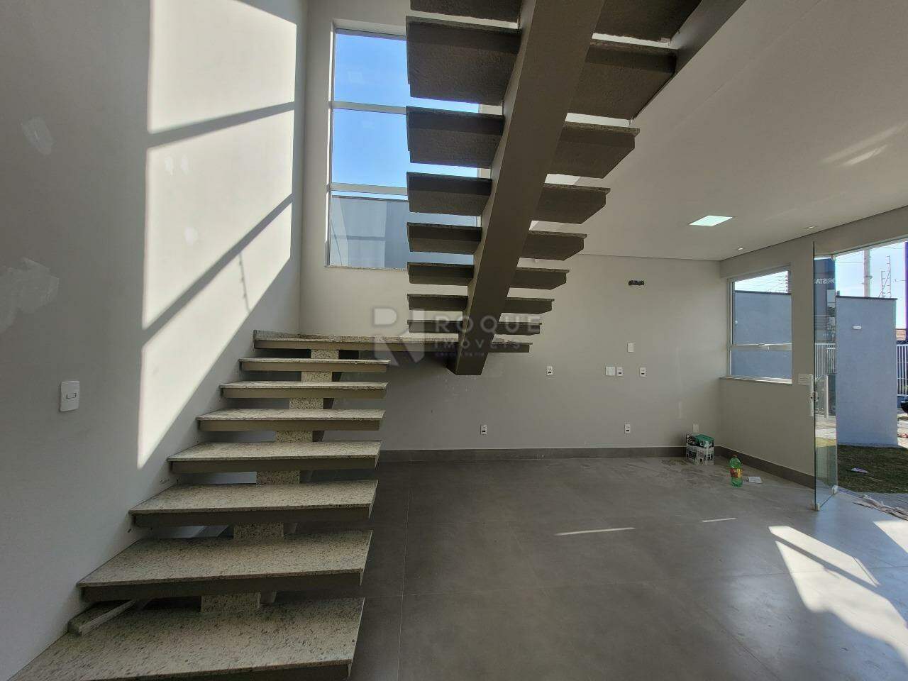 Salão para aluguel no bairro Vila Claudia: Escadaria de acesso