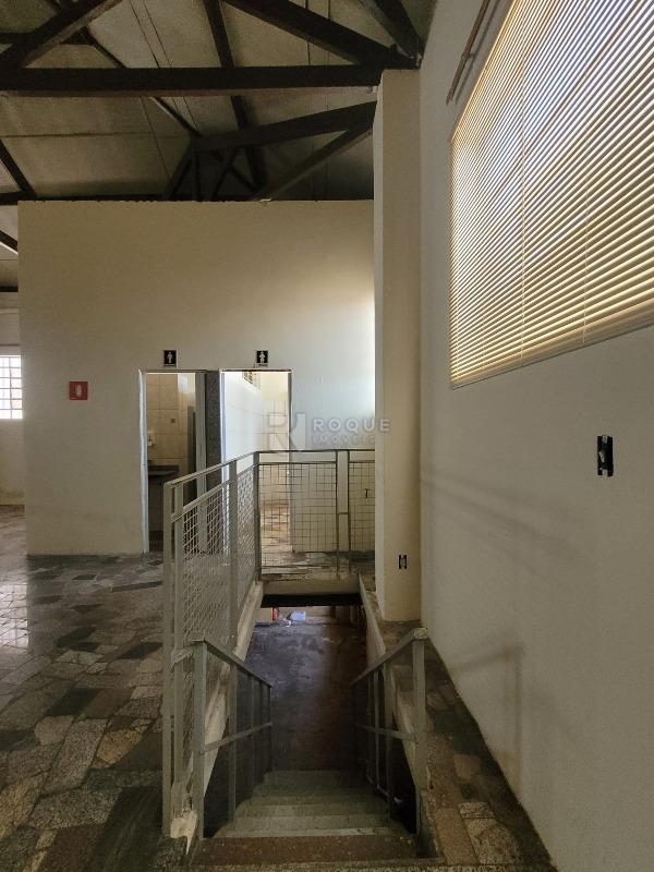 Salão para aluguel no bairro Vila Santa Lucia: Escada