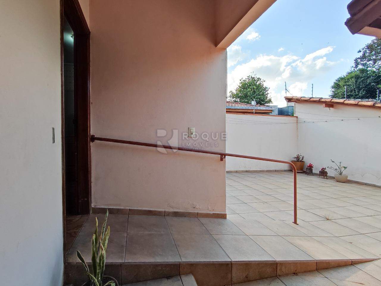 Casa Residencial para aluguel no bairro Centro: FUNDOS