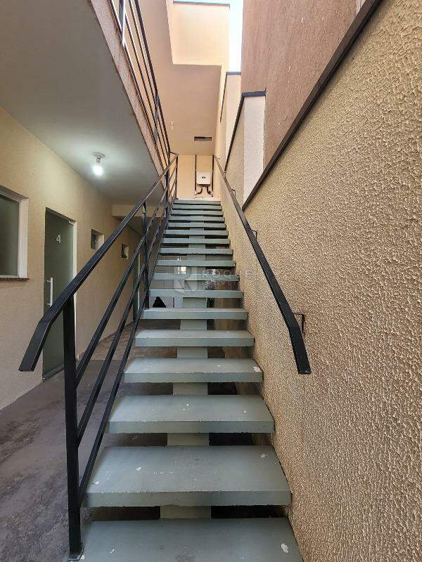 Kitnet para aluguel no bairro Jardim Cidade Universitária I: Escada ao Acesso Superior