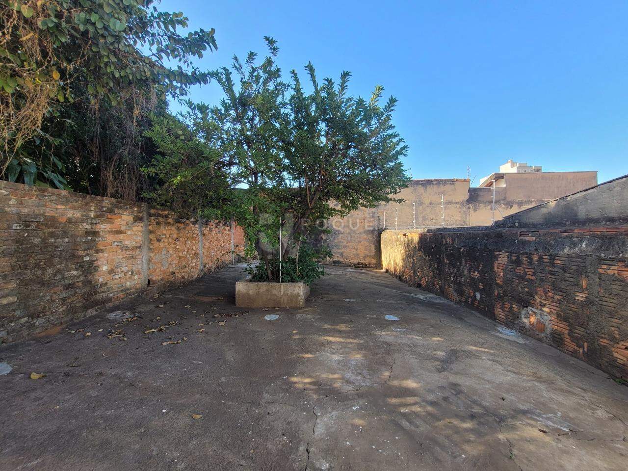 Casa Residencial para aluguel no bairro Centro: Fundos