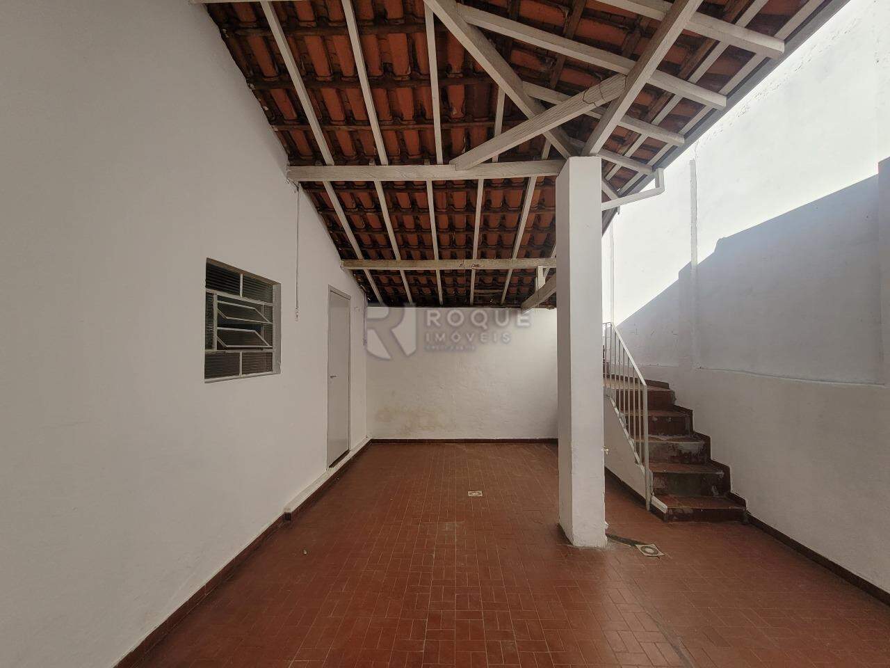 Casa Residencial para aluguel no bairro Centro: Fundos