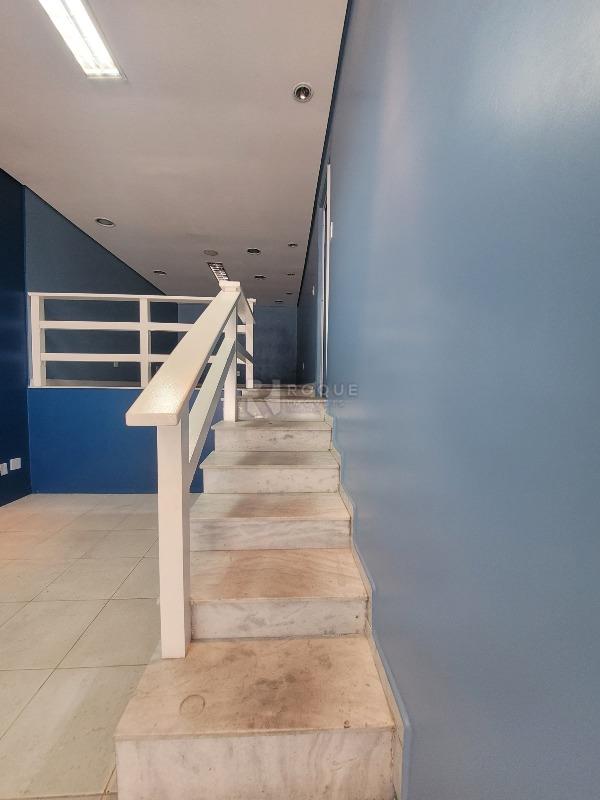 Salão para aluguel no bairro Centro: Escada 