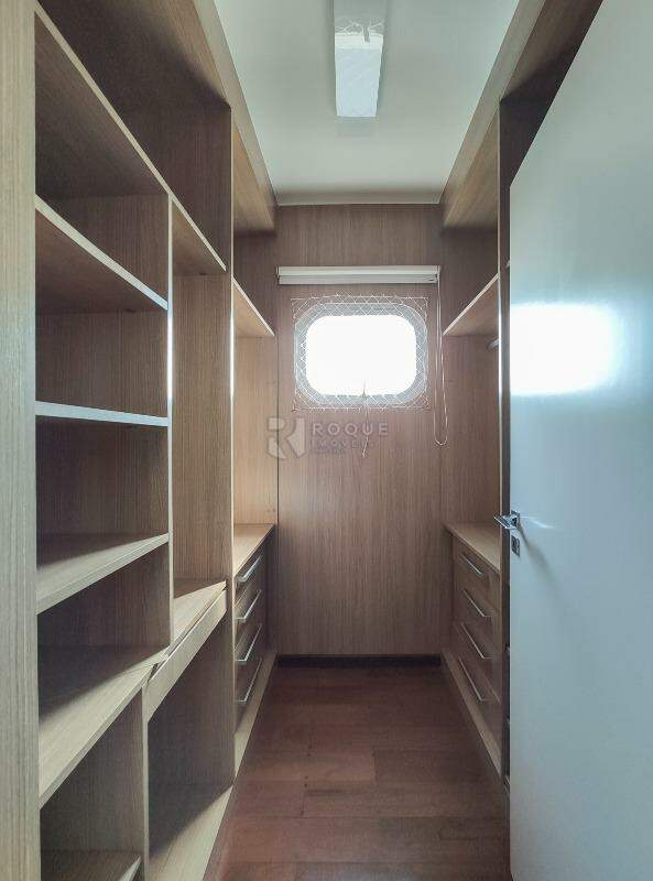 Apartamento para aluguel no bairro Centro: Closet suíte