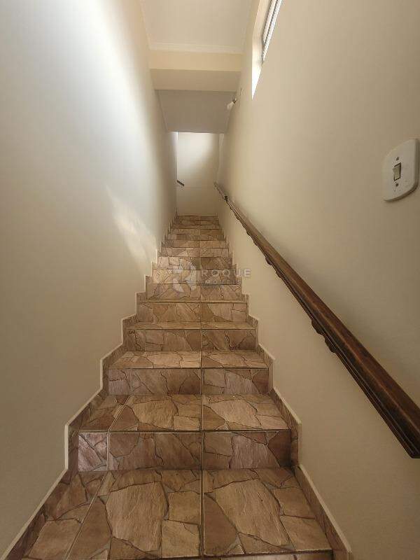 Casa Residencial para aluguel no bairro Jardim Orestes Veroni: Escada